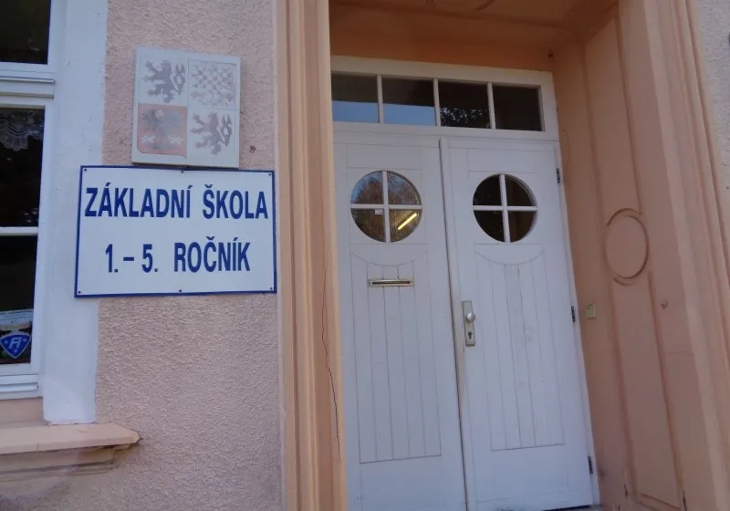budova-skoly-vstup